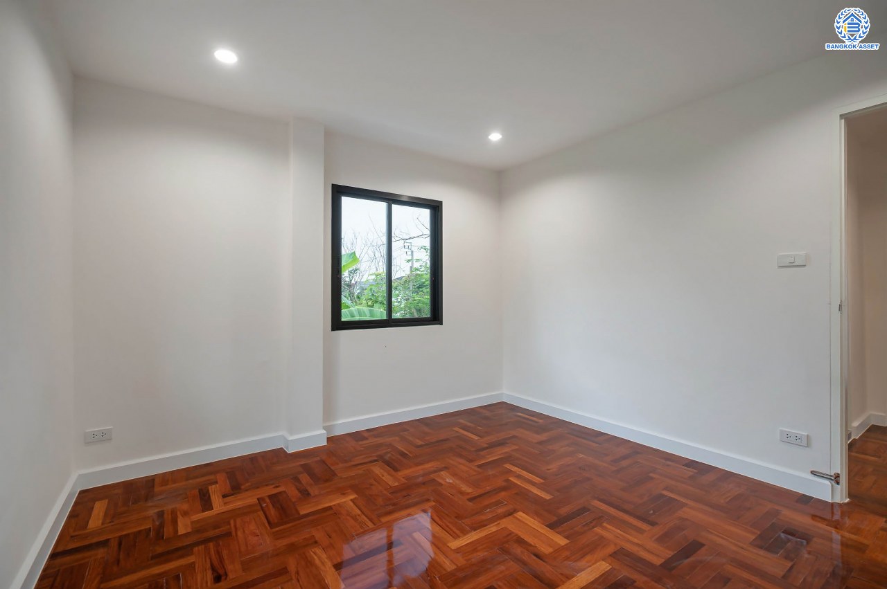 บ้านมือสองตกแต่งใหม่ โครงการ กฤษดานคร18 พุทธมณฑลสาย3 เนื้อที่ 80 ตร.ว. บนพื้นที่ใช้สอยมากถึง 272.57 ตร.ม. อีกระดับของฟังก์ชัน 4 ห้องนอน 3 ห้องน้ำ จอดรถได้ 2 คัน บรรยากาศสุด Private บนทำเลศักยภาพเชื่อมต่อหลายเส้นทาง ใกล้เซ็นทรัลปิ่นเกล้า ม.มหิดล และทางด่วน "ศรีรัช"